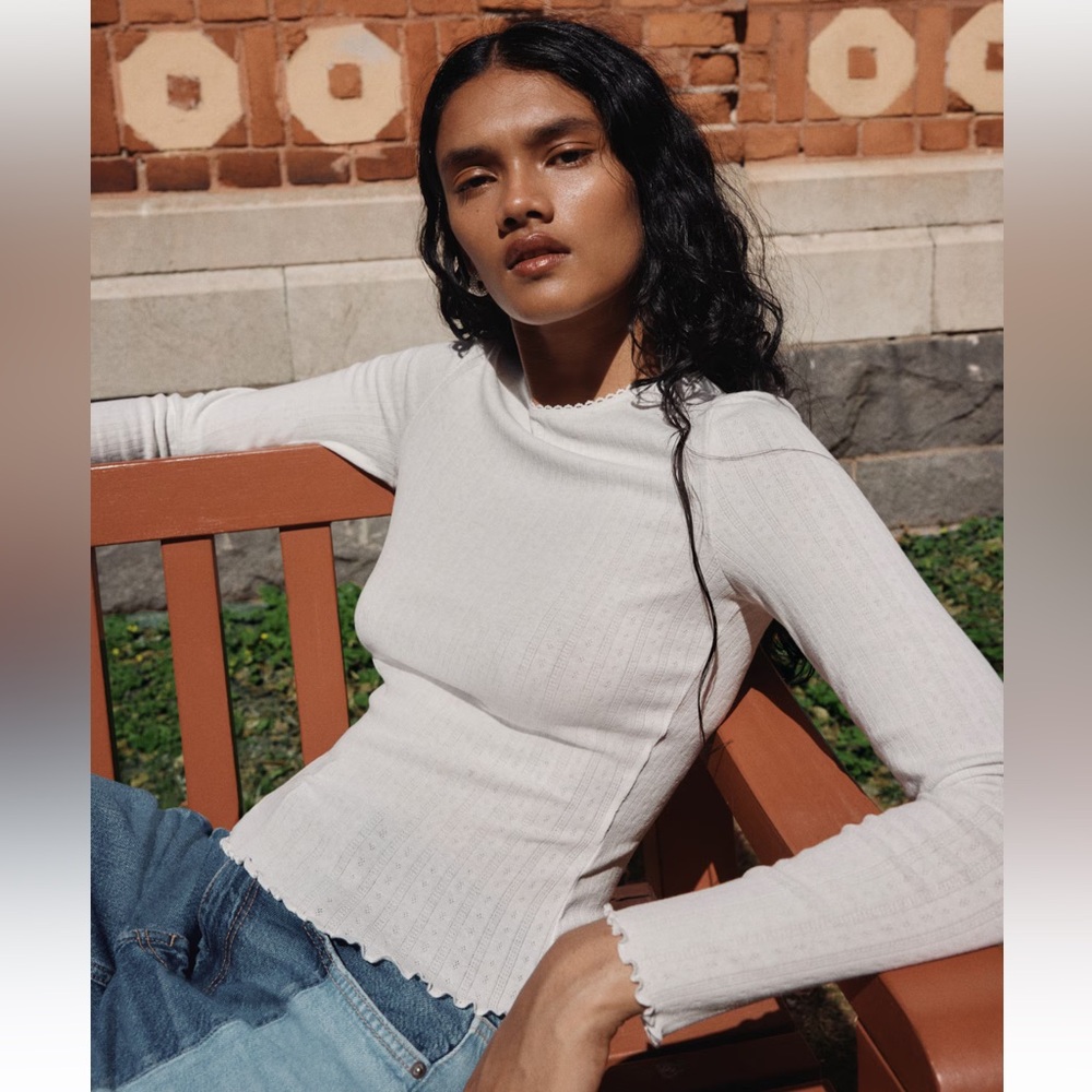 Divided white ribbed long sleeve lettuce-edge top